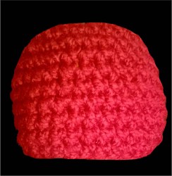 Дамска ръчно плетена шапка на ръце - червена
