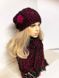 Ръчно плетена дебела шапка с цвете и шал от мохер и вълна- цикламено червено и черен туид