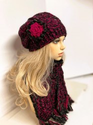 Ръчно плетена дебела шапка с цвете и шал от мохер и вълна- цикламено червено и черен туид