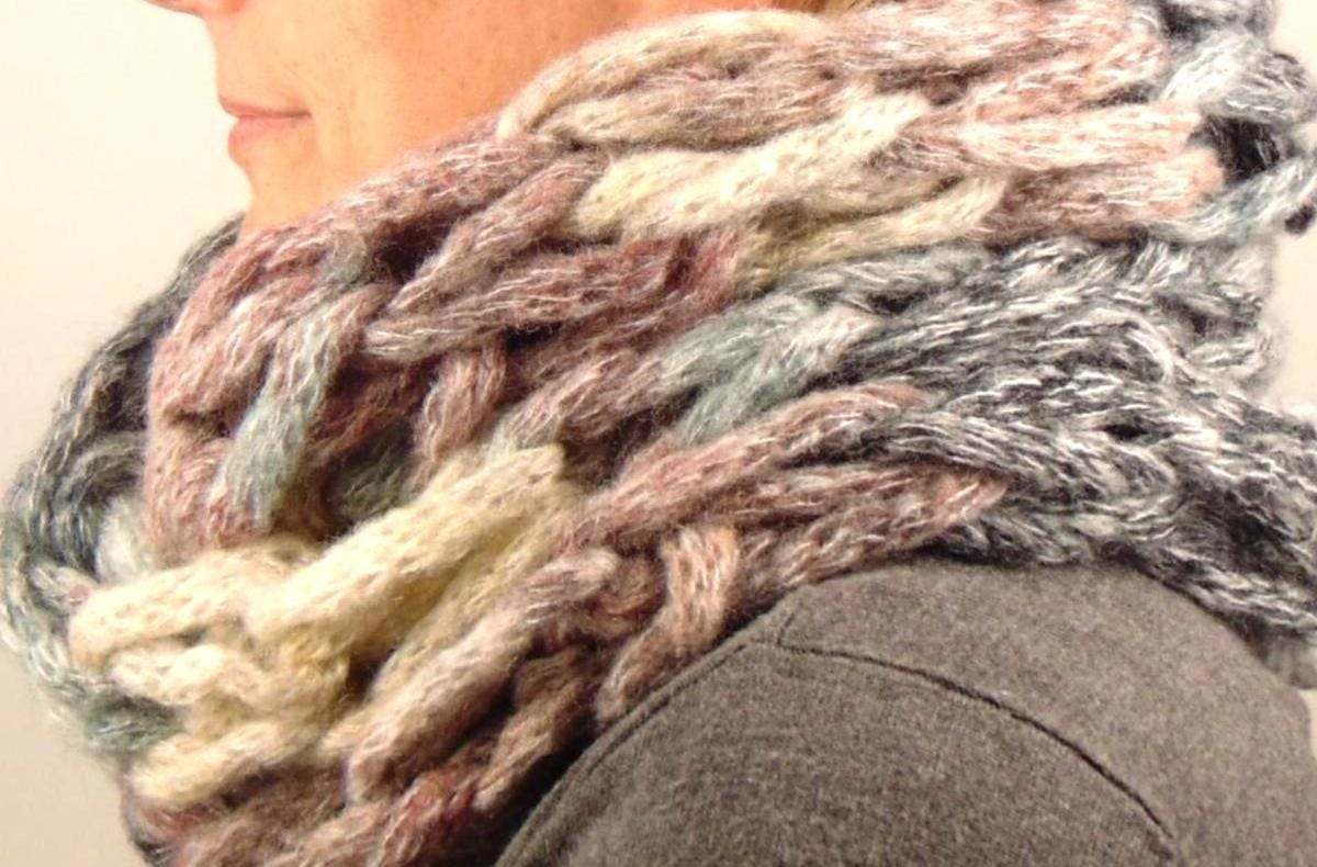 Дамски зимен ръчно плетен шал - яка  бежаво-пясъчен