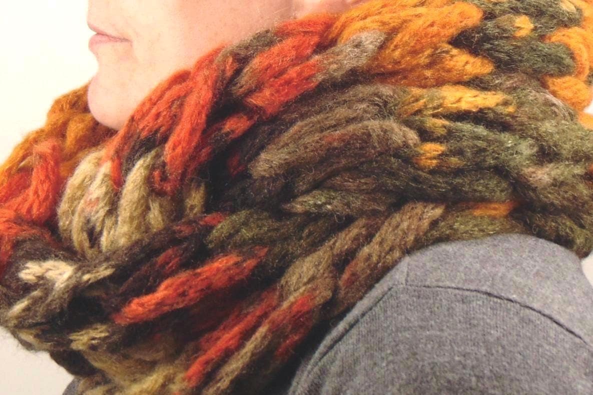 Дамски зимен ръчно плетен шал - яка  тютюнево-зелено-оранжев