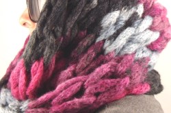 Дамски зимен ръчно плетен шал - инфинити  тъмно-цикламено-черен