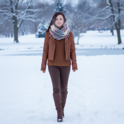 Дамски зимен ръчно плетен шал - яка  бежаво-пясъчен