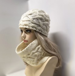 Ръчно плетена дамска шапка и шал - перлено бяло