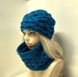 Ръчно плетена дамска шапка и шал - синьо миконос